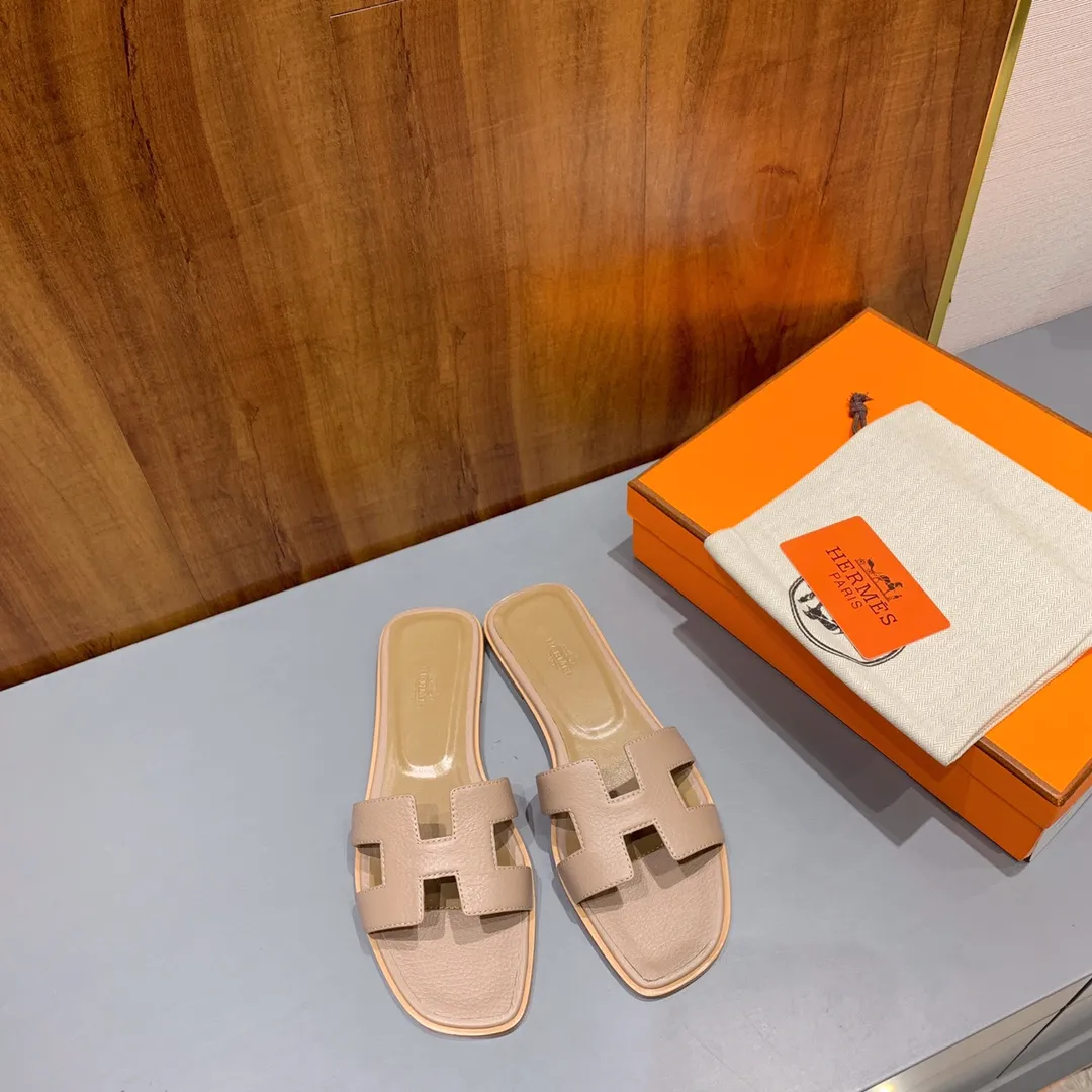 👟👟Ex-factory price 480👟👟 Litchi pattern cowhide series Newly revised version (Hermès) Packaging upgrade, version workmanship and material upgrade Hermes The highest version of handmade shoes in the market Top product Hermès H slippers Flat slippers —————————— The most classic, real handmade shoes, even the number of stitches is the same as the original version, purely handmade by masters The highest version in the industry Italian imported cowhide + original customized Australian sheepskin feet + genuine leather outsole, top exclusive packaging box 35-39 (34.40.41.42 custom-made, non-refundable)